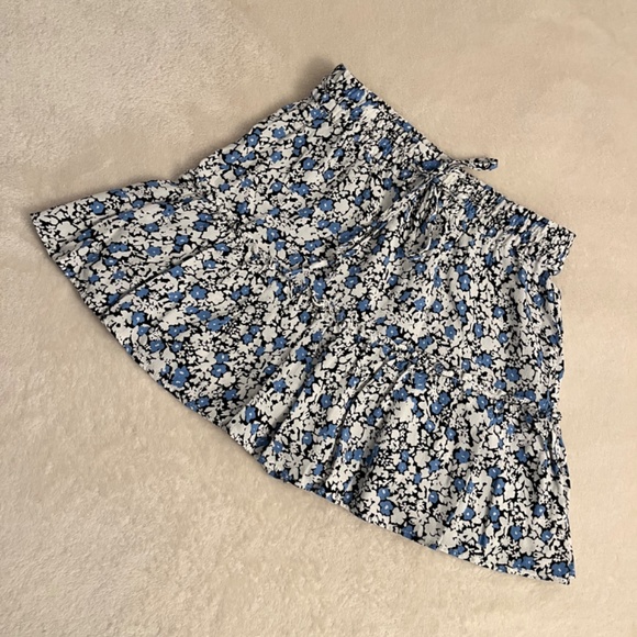 ZARA floral skirt / skort (blue/white/black) - Picture 3 of 3